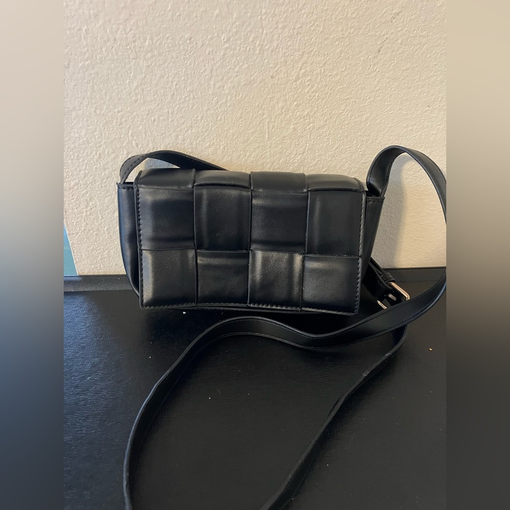 Mini Weave Cassette Black with Adjustable Strap